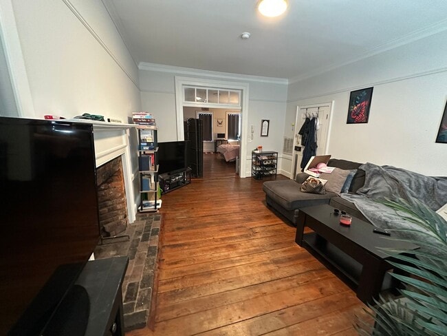 Building Photo - Charming Apartment is Downtown Fredericksburg