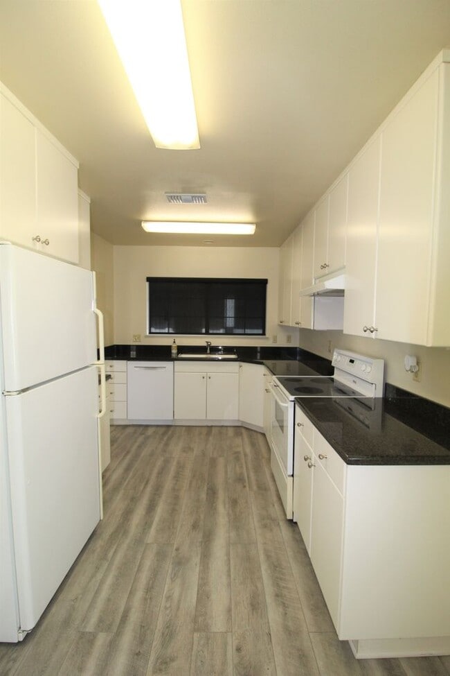 Building Photo - Quaint Home in Desirable Midtown Neighborhood!