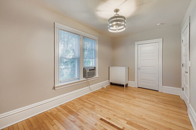 Building Photo - "Charming 2-Bed Duplex Retreat in NE Minneapolis - 1084 Sq Ft of Cozy Comfort!"