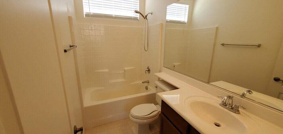Upstairs Bath - 3951 S Splendor Plz