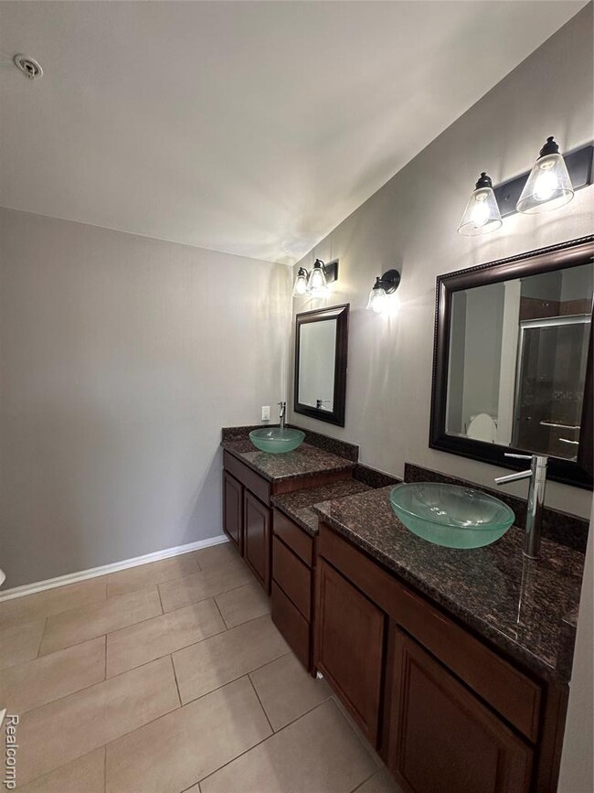 Building Photo - 4240 Maple St