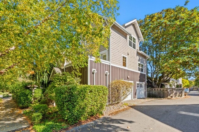 Building Photo - 2bd/1.75Ba Seattle Townhouse