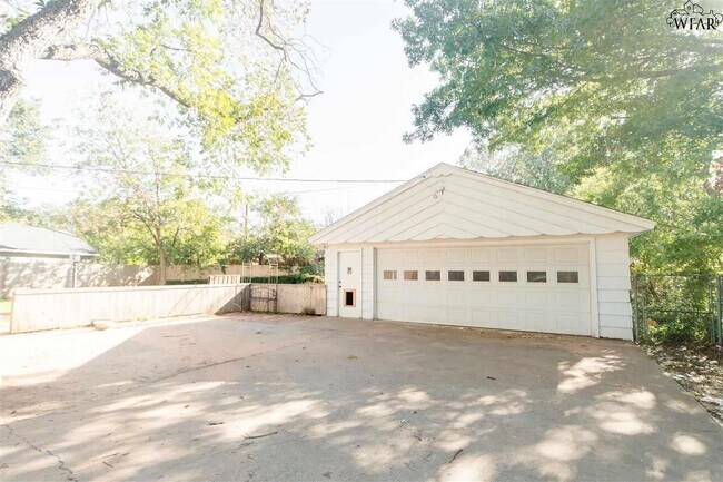 Building Photo - 2415 Ellingham