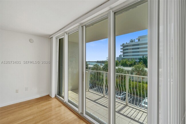 Building Photo - 10350 W Bay Harbor Dr