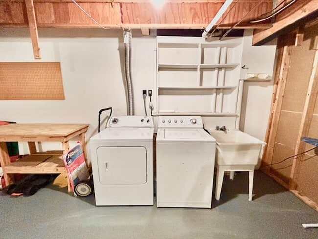 Building Photo - Spacious and bright 3BR/2.5BA townhouse with enclosed back patio