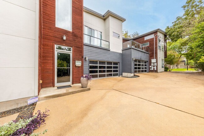 Building Photo - Gorgeous Fully Furnished Home in Brentwood...