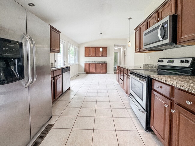 Building Photo - Charming Ranch in Highly Sought-After Grea...