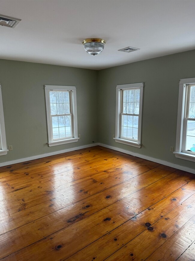 Building Photo - 586 Bellows Falls Rd