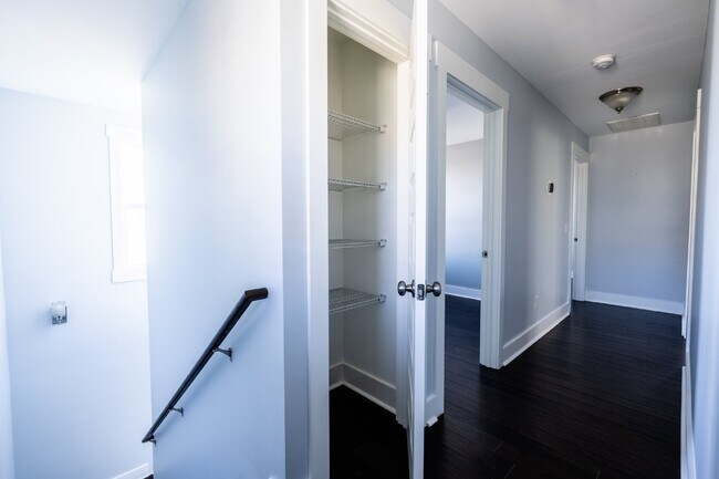 Building Photo - **NOW AVAILABLE FOR SHOWINGS**  Beautiful Home for Lease in Sylvan Heights!
