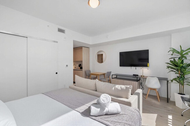 Building Photo - 225 N Miami Ave