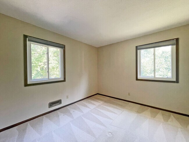 Building Photo - 4-Level Home with Fireplace & Big Yard is ...