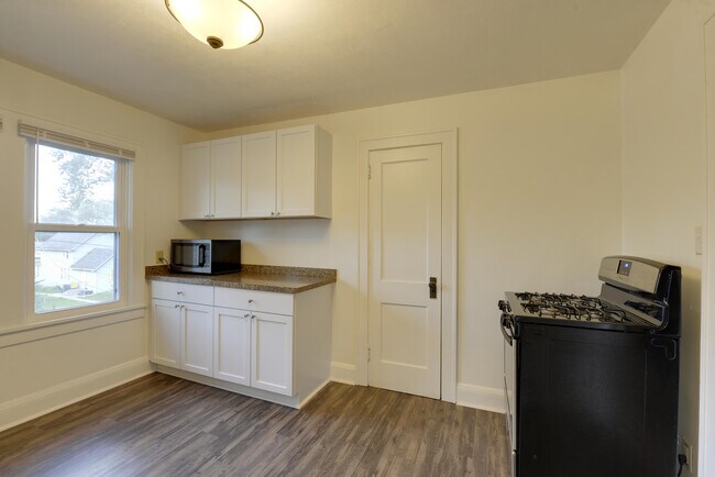 Building Photo - 707 Orange Ave E