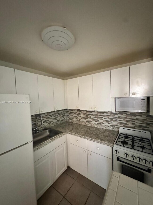 Building Photo - 1230 W 54th St