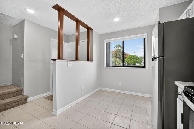 Building Photo - 168 W Sandalwood Ct