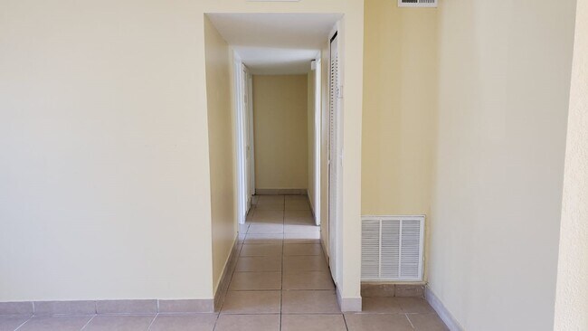 Building Photo - 2411 Nansen Ave