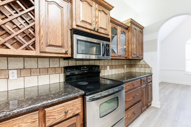 Building Photo - Gorgeous 4 bed 2.5 bath!