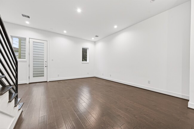 Building Photo - 5841 Dolores St