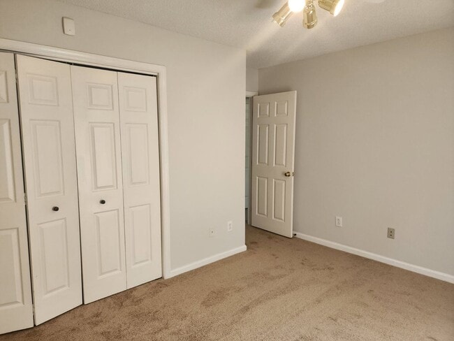 Building Photo - 210 Rivershore Dr