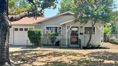 Building Photo - Charming 3/1/1 in Fort Worth For Rent!