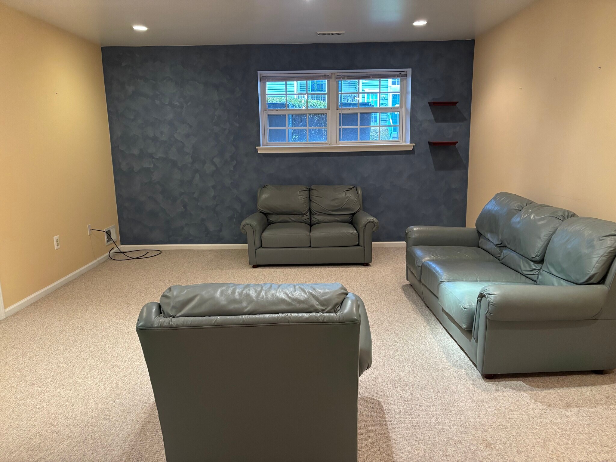 Building Photo - 637 Muhlenberg Dr