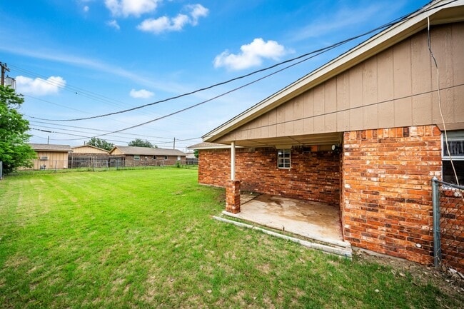 Building Photo - 6111 NW Maple Ave
