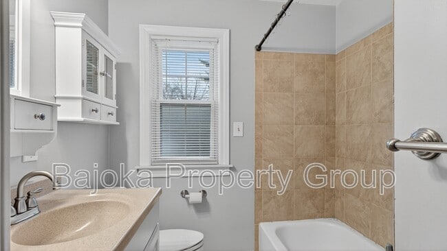 Building Photo - 648 Mayflower Ave