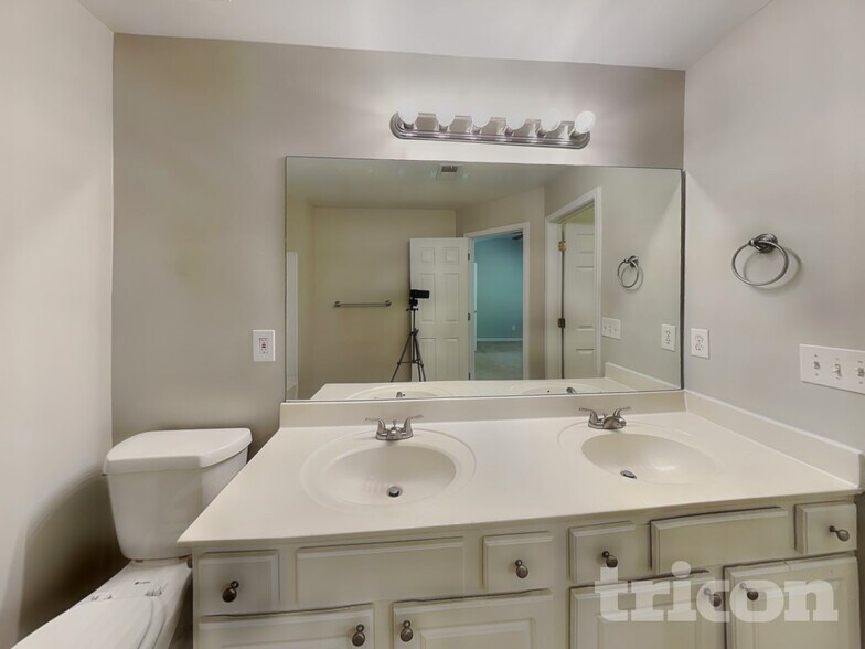 Building Photo - 728 Celeste Ln