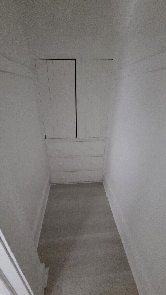 Building Photo - 3 Bedroom with Finished Attic Space/4th Room!