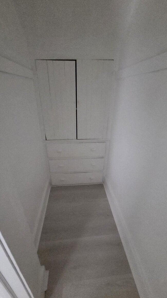 Building Photo - 3 Bedroom with Finished Attic Space/4th Room! Move in special-reduxed security deposit!!