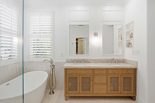 Building Photo - 24051 Via Cresta