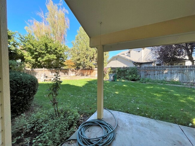 Building Photo - Beautiful 5bd 3ba home on corner lot, Edge...