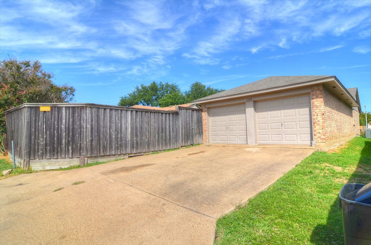 Building Photo - 1008 Field Trail Dr