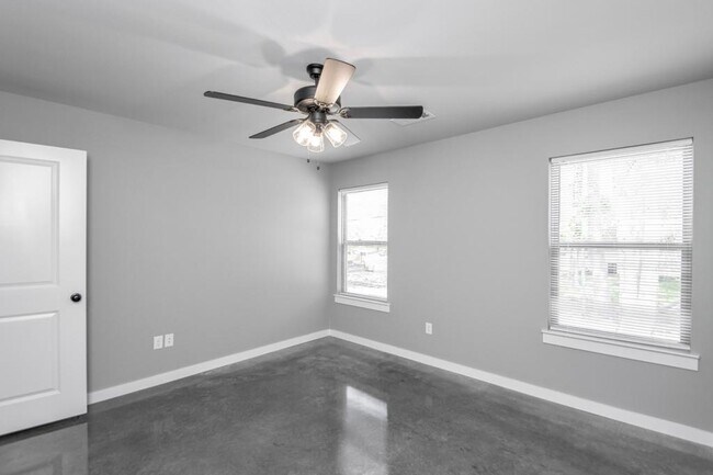 Building Photo - 106 Hemlock Ave