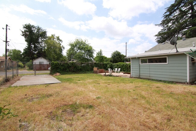 Building Photo - 1704 Sunset Ave