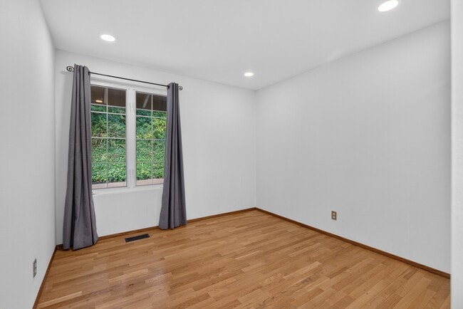 Building Photo - Mid-Century Gem with Hot Tub, Large Deck, and Bonus Rooms in Issaquah – 4 Bed, 3 Bath, 2,940 Sq Ft