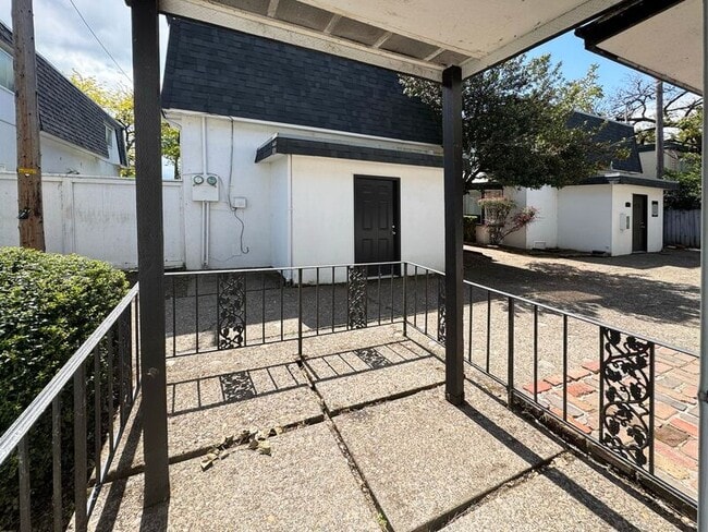 Building Photo - 1115 W 6th Ave