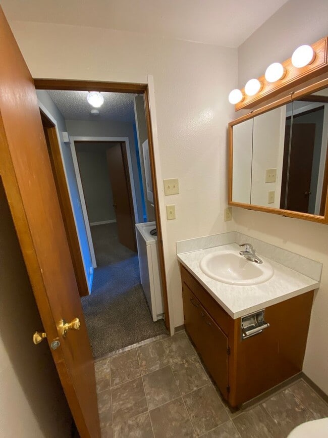 Building Photo - YAK017