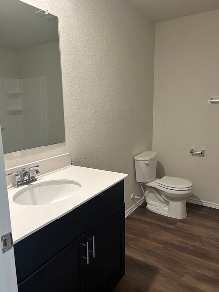 2nd Bath - 13723 Redtail Lndg