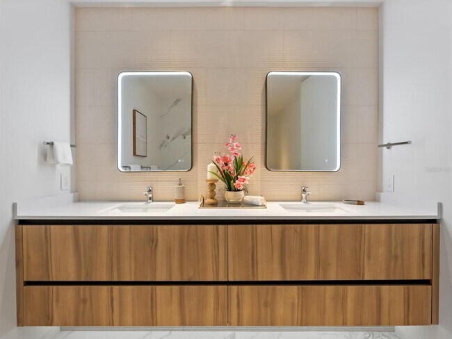 Building Photo - 1020 Sunset Point Rd