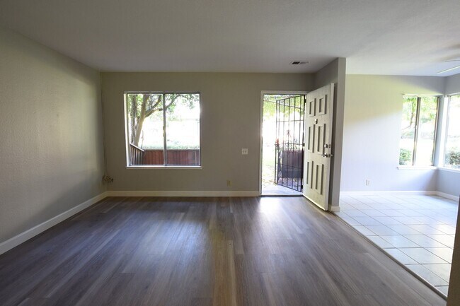 Building Photo - Remodeled and Clean 3 Bedroom 1.5 Bath Townhouse in South San Jose