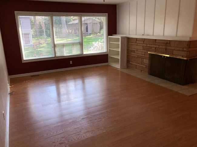 Building Photo - Stylish & Spacious 4-Bedroom Home in SE Sa...