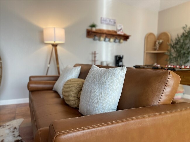 Building Photo - 15630 Pine Mountain Dr