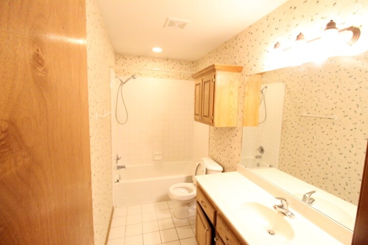 Building Photo - 620 Eastview Dr