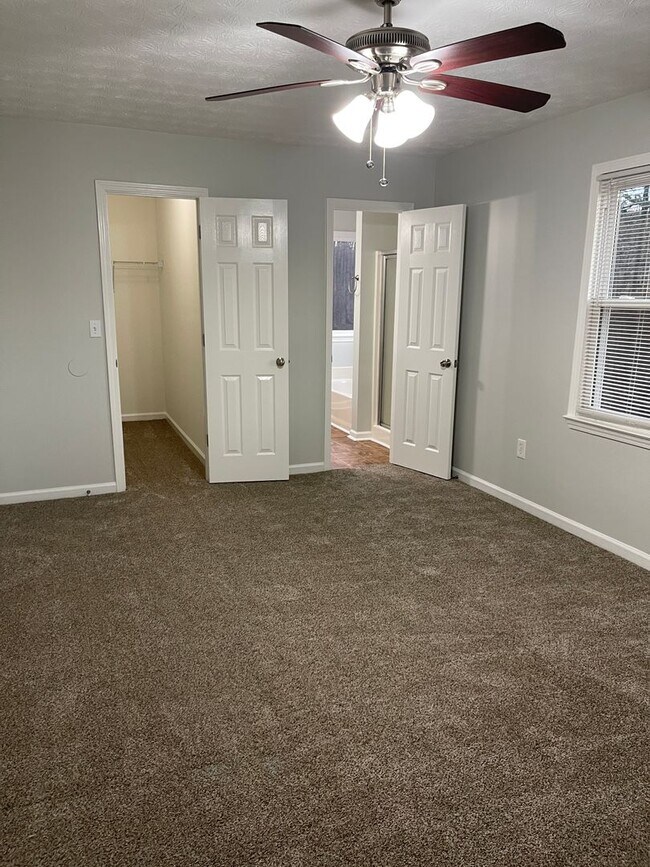 Building Photo - Split Foyer Home with Fenced Yard