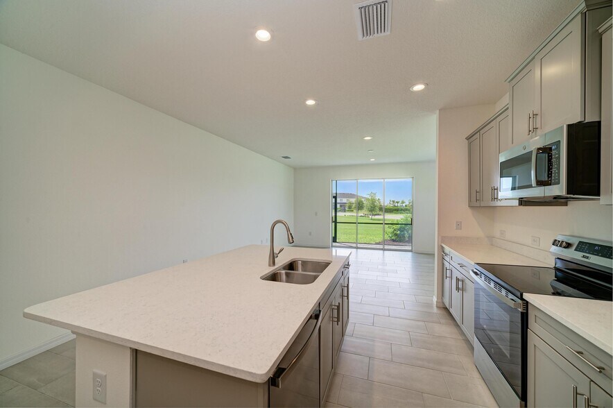Building Photo - 2206 Washington Palm Ct