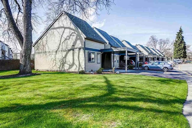 Building Photo - Location Location Location - 3 Bedroom 2 b...
