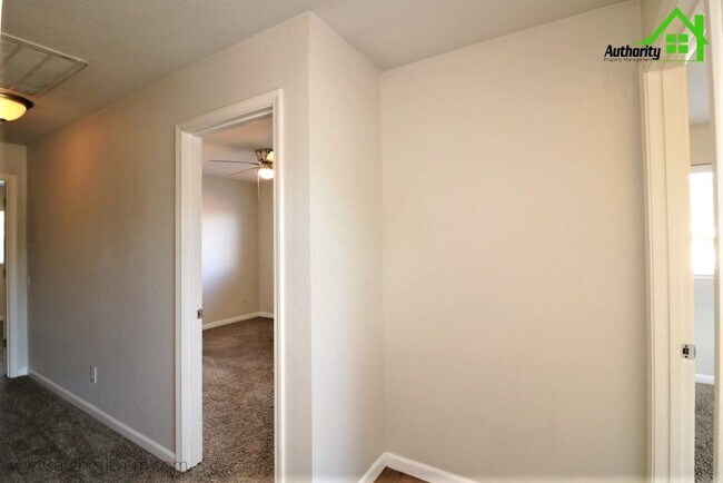 Building Photo - 866 Spaniel Dr