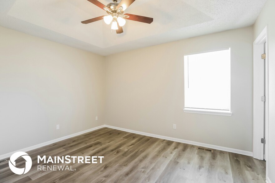 Building Photo - 1024 NE Queens Ct