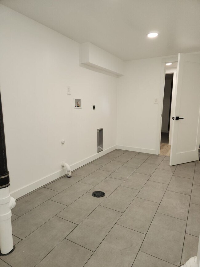 Building Photo - Completely renovated Ranch Style home in Englewood!