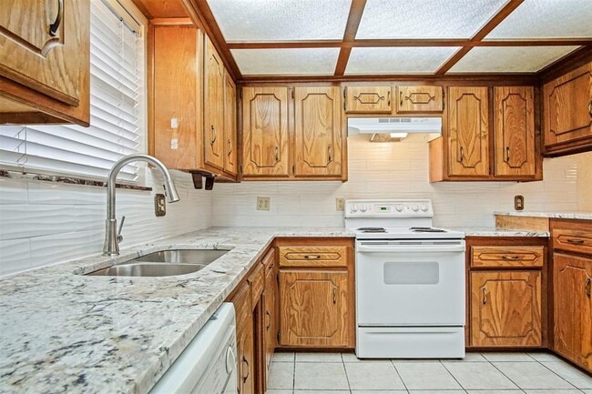 Building Photo - 1125 N Patterson Dr